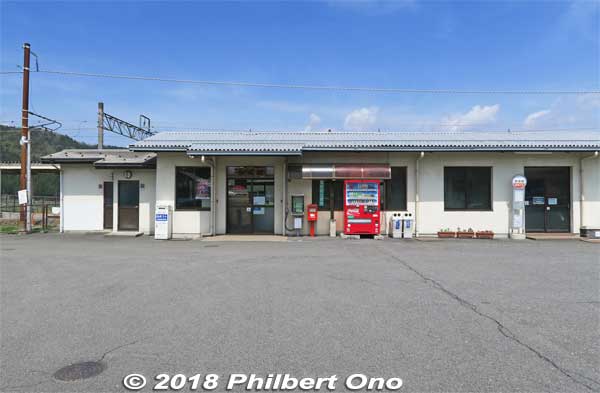JR Yogo Station on the Hokuriku Line in 2018. You can rent bicycles inside the station.
Keywords: shiga nagahama lake yogo station