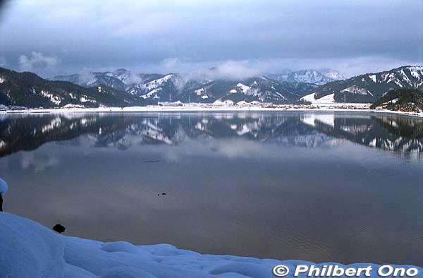 Lake Yogo's mirror surface in winter.
Keywords: shiga nagahama lake yogo