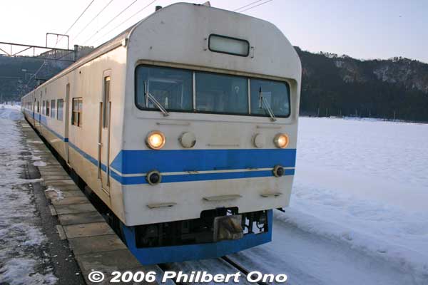 Old Hokuriku Line train at Yogo Station in winter
