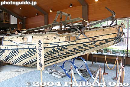 Maruko-bune wooden boat which was a common sight on Lake Biwa in the old days before trains came to fore. Near this area was a major maruko-bune port called Oura.
Keywords: shiga nagahama nishi azaicho marukobune