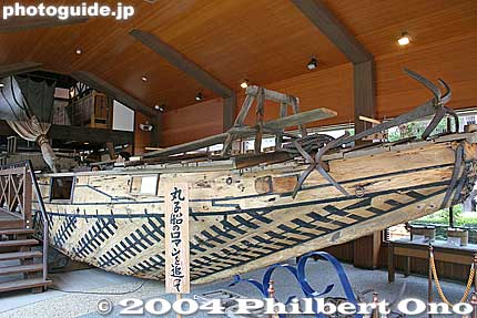 Maruko-bune, a traditional wooden boat mainly for shipping cargo across Lake Biwa in the old days. This used maruko-bune was donated by a local resident. 丸子船
Keywords: shiga nagahama nishi azaicho marukobune