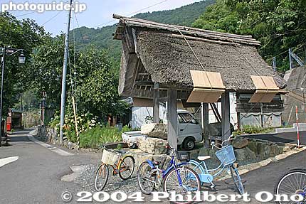 Thatched-roof gate, called Shisokumon 四足門, on the east end used to monitor outsiders entering the village.
Keywords: shiga prefecture nishi azai sugaura