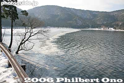 Where the water meets the ice. About one-fourth of the lake was iced over.
Keywords: shiga prefecture yogo-cho lake yogo winter snow