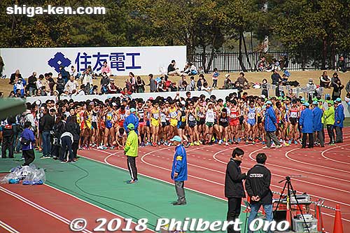 The runners start walking to the start line.
Keywords: shiga otsu biwako mainichi lake biwa marathon