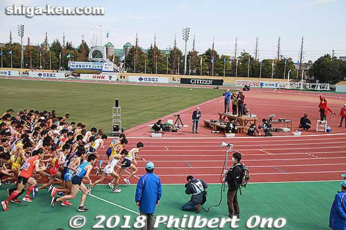 Lake Biwa Mainichi Marathon runners start running after Otsu Mayor Naomi Koshi (in red on the far right) fires the starting pistol at 12:30 pm.
Keywords: shiga otsu biwako mainichi lake biwa marathon