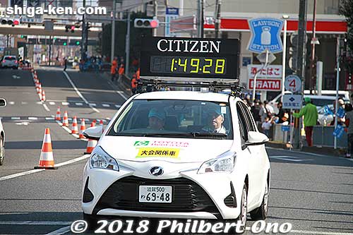 One hour and 49 min. has passed, according to the official timekeeper.
Keywords: shiga otsu biwako mainichi lake biwa marathon