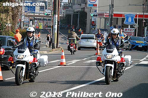 Two police motorcycles lead the way for the leading runners.
Keywords: shiga otsu biwako mainichi lake biwa marathon