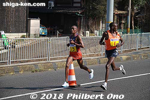 Macharia NDIRANGU (left) and Albert KORIR leading the 73rd Lake Biwa Mainichi Marathon in 2018.
Keywords: shiga otsu biwako mainichi lake biwa marathon