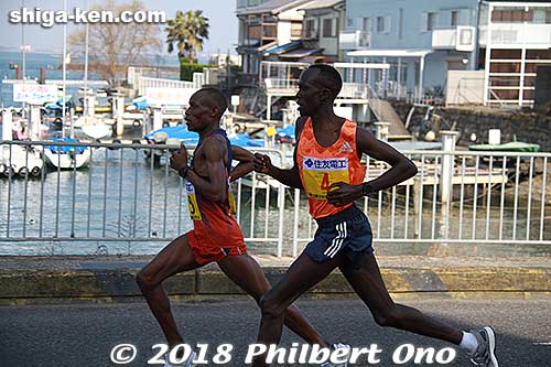 Macharia NDIRANGU (left) and Albert KORIR.
Keywords: shiga otsu biwako mainichi lake biwa marathon