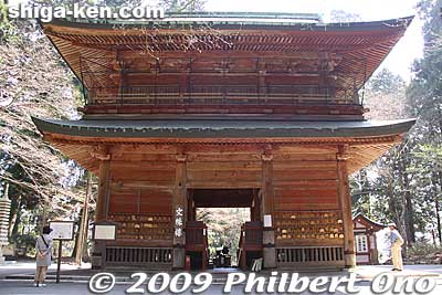 Monjuro tower houses a statue of the Manjusri bodhisattva (Monju bosatsu). It looks like a gate, but it's not.
Keywords: shiga otsu enryakuji buddhist temple tendai 