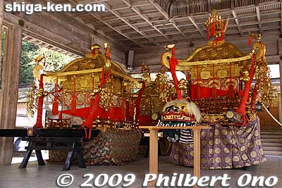 Portable shrines (called shinyo instead of mikoshi) are placed in the Haiden for the [url=http://photoguide.jp/pix/thumbnails.php?album=11]Sanno-sai Festival.[/url]
Keywords: shiga otsu shinto hiyoshi taisha shrine 