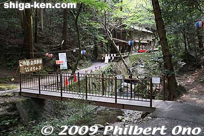 Near Nishi Hongu is this small river and restaurant.
Keywords: shiga otsu shinto hiyoshi taisha shrine 