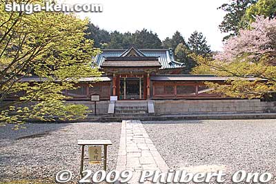 Hiyoshi Taisha's Toshogu Shrine is a lesser shrine (massha 末社), a short walk from the main area of Hiyoshi Taisha.
Keywords: shiga otsu shinto hiyoshi taisha shrine toshogu 