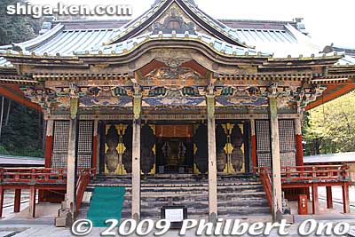 The Gongen-zukuri architectural style is employed. This shrine was the inspiration for the more famous Toshogu Shrine in Nikko (Tochigi) and Kunozan Shrine in Nihondaira, Shizuoka.
Keywords: shiga otsu shinto hiyoshi taisha shrine toshogu 