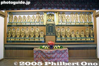 The Kannon-do Hall stores many Kannon statues.
Keywords: shiga otsu ishiyama-dera buddhist temple