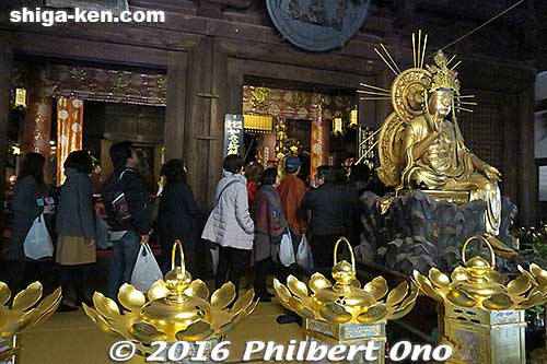 The line to see the hidden Buddha.
Keywords: shiga otsu ishiyama-dera temple buddha
