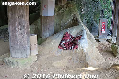 Sit on the rock under the Sutra Repository,
Keywords: shiga otsu ishiyama-dera buddhist temple