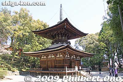 Tahoto's ground floor has a dome-shaped ceiling and a square pent roof, a round second floor and square roof.
Keywords: shiga otsu ishiyama-dera buddhist temple national treasure