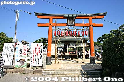 Karasaki Shrine torii. It is a branch shrine of Hiyoshi Taisha. 唐崎神社 [url=http://goo.gl/maps/onHPu]MAP[/url]
Keywords: shiga prefecture otsu karasaki pine tree omi hakkei