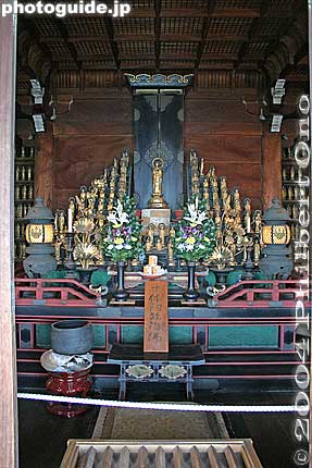 Altar facing the lake, with some of the 1,000 Amida Buddha figures.
Keywords: shiga otsu katata ukimido floating temple buddhist mangetsuji lake biwa kosei