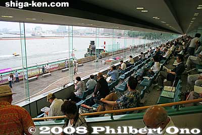 Find some gamblers here inside the Biwako Kyotei stands. It's a modern and comfortable indoor facility.
Keywords: shiga otsu biwako kyotei motorboat race racing course 