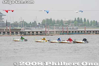 Start line. Note that you will need to apply for and obtain a permit to photograph the motor boat races. Otherwise, they will stop you from shooting.
Keywords: shiga otsu biwako kyotei motorboat race racing course 