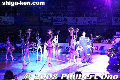 The cheerleaders form a gauntlet for the players appearing on court.
Keywords: shiga otsu lakestars basketball team pro sports 