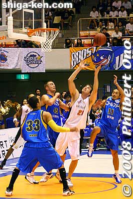 I thought the LakeStars uniforms were nice, but the advertising was too prominent and "LakeStars" was hardly to be seen. It's hard to see what the name of the team is.
Keywords: shiga otsu lakestars basketball team pro sports 