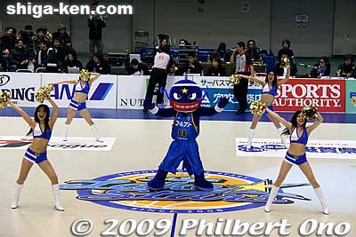Time-out entertainment by the LakeStars cheerleaders amd mascot Magnee.
Keywords: shiga otsu LakeStars pro basketball game sports 