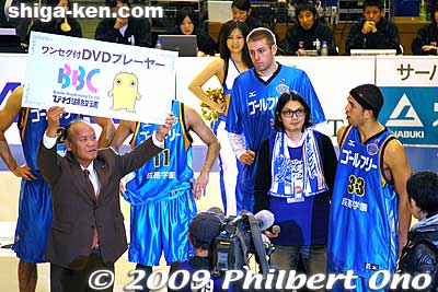 Bobby Nash wins MVP with a prize from TV station Biwako Broadcasting.
Keywords: shiga otsu LakeStars pro basketball game sports 