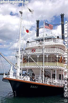 The Michigan first sailed in April 1982. It is 59 meters long and 11.7 meters wide. With 700 horsepower, it can cruise up to 8.65 knots.
1982年4月2日進水。939.7総トン、全長59.0m、幅11.7m、出力700馬力、最高速力8.65ノット。
旅客定員787名。
Keywords: shiga otsu lake biwa cruise michigan paddlewheel boat