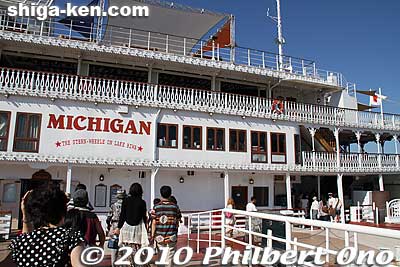 Going to board the Michigan paddlewheel boat.
Keywords: shiga otsu lake biwa cruise michigan paddlewheel boat