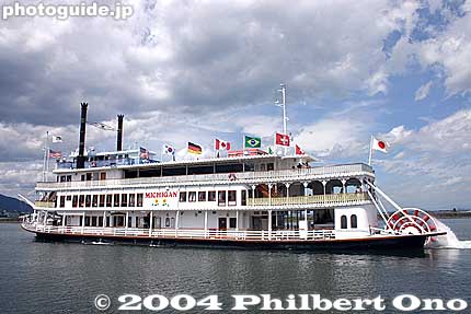 Those international flags on the top deck weren't there when I went in Aug. 2010.
Keywords: shiga otsu lake biwa cruise michigan paddlewheel boat