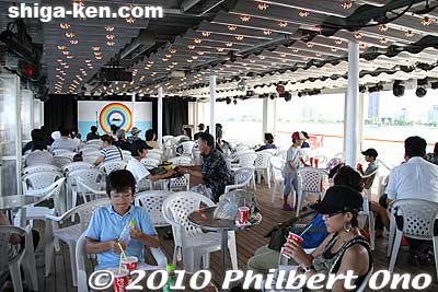 Featuring an entertainment stage, Becky's Square on the 3rd floor is the largest area for passengers. Unfortunately, it's not air-conditioned.
Keywords: shiga otsu lake biwa cruise michigan paddlewheel boat biwakocruise