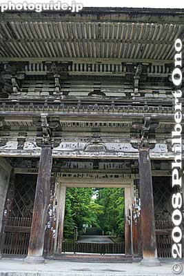 Front of Niomon Gate. The name Miidera literally means "Three-Well Temple." It refers to three Emperors (Tenchi, Temmu, and Jito) who as newborns bathed in the temple's Akaiya well. "Mii" 御井 originally meant "sacred well.
Keywords: shiga otsu miidera onjoji temple tendai buddhist sect