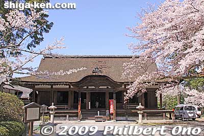 Near the Niomon Gate is the Shaka-do Hall (also called Jiki-do 食堂) which worships the Shaka Nyorai statue. Dating from the early Muromachi Period, an Important Cultural Property. Photography is not allowed inside.
Keywords: shiga otsu miidera onjoji temple tendai buddhist sect cherry blossoms sakura 