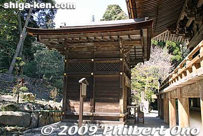 Next to Kondo Hall is a small building called the Onjoji Akaiya, an Important Cultural Property. 閼伽井屋
Keywords: shiga otsu miidera onjoji temple tendai buddhist sect 