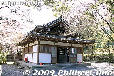 This small building houses a temple bell which, according to legend, warrior monk Benkei from Enryakuji stole from Miidera and carried up to Enryakuji on Mt. Hiei.
Keywords: shiga otsu miidera onjoji temple tendai buddhist sect 