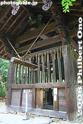 There is a small opening where you can enter the bell pavilion to ring the gong. 鐘楼
Keywords: shiga otsu miidera onjoji temple tendai buddhist sect