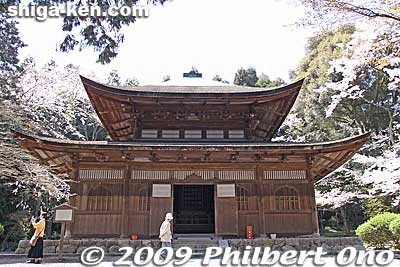 Issaikyo-zo Hall is a storehouse for all of the temple's Buddhist scriptures and valuable books. Built in the Muromachi Period and moved here from Yamaguchi Pref. in 1602 by Lord Mori Terumoto. Important Cultural Property. 一切経蔵
Keywords: shiga otsu miidera onjoji temple tendai buddhist sect cherry blossoms sakura 