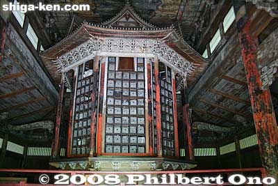 Inside Issaikyo-zo Hall is an octagonal, rotating Rinzo rack where the scriptures are stored.
Keywords: shiga otsu miidera onjoji temple tendai buddhist sect