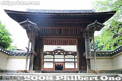 Gate to the To-in complex, Miidera's most sacred area where Enchin (Chisho-Daishi) is buried and enshrined. All the buildings are Important Cultural Properties. 唐院
Keywords: shiga otsu miidera onjoji temple tendai buddhist sect