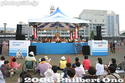 Stage for entertainment and ceremonies. In 2006, the festival included a Balinese dancer, an Okinawan group, and ice sculpture contest.
Keywords: japan shiga otsu natsu matsuri summer festival