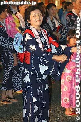 Shiga Governor Kada Yukiko joins in. 滋賀県知事 嘉田由紀子
Keywords: japan shiga otsu natsu matsuri summer festival