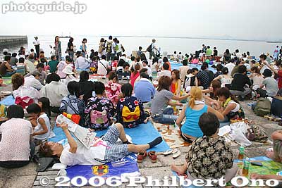 A mass of people come to watch Lake Biwa Fireworks in summer. Free seating, finally. But located somewhat faraway from the prime site. びわ湖大花火大会
Keywords: japan shiga otsu fireworks hanabi biwako summer