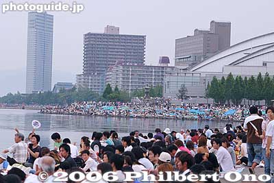 The crowd stretches very far down the shore.
Keywords: japan shiga otsu fireworks hanabi biwako summer