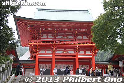 Omi Jingu Shrine's Rōmon Gate (楼門)
Keywords: shiga prefecture otsu omi jingu ohmi shinto shrine shigabesthist