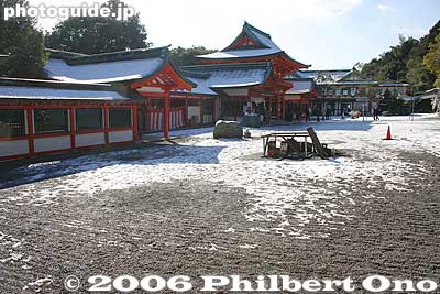 Sotokairo corridor (外廻廊), Jinpu-Juyosho shop selling souvenirs (神符授与所), and Rōmon Gate (楼門)
Keywords: shiga prefecture otsu shinto shrine emperor tenchi