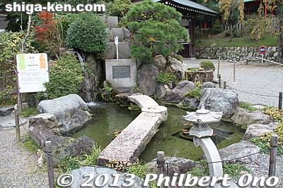 Water clock (clepsydra). Emperor Tenchi made Japan's first clock which was a water clock. Hence, the shrine is associated with clocks.
Keywords: shiga otsu omi jingu ohmi shinto shrine