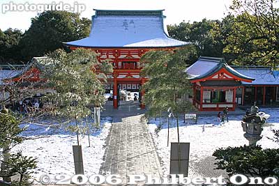 Inner side of Omi Jingu Shrine's Rōmon Gate (楼門).
Keywords: shiga prefecture otsu shinto shrine emperor tenchi
